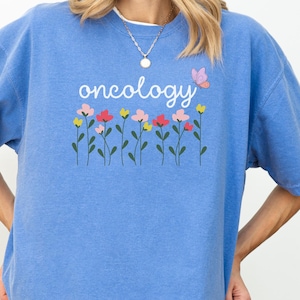 Comfort Colors® Onkologie Krankenschwester Shirt, Krankenschwester Rundhalsausschnitt, Pflegeshirt, RN Grad Geschenk, Wildblumen Onkologie Krankenschwester Shirt, Kampf gegen Krebs Geschenk, X132
