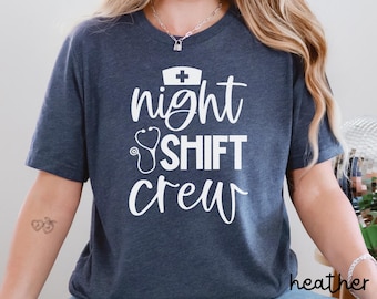 Camiseta de guardia de noche, camiseta de enfermera, linda camiseta de enfermera de urgencias, regalo para trabajador nocturno, unidad de cuidados intensivos, equipo de enfermería de UCI, enfermera de traumatología Z049