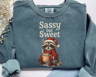 Sudadera navideña de mapache, divertida pero dulce, suéter navideño de mapache, suéter navideño de mapache, camiseta navideña salvaje, regalo para amantes de los mapaches, C451