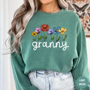 Granny Sweatshirt, Floral Grandma Sweatshirt, Minimalist Granny T-Shirt, New Grandma Gift, Pregnancy Reveal, Christmas Gift for Granny, C229
