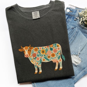 Camiseta de vaca Comfort Colors®, camiseta retro para amantes de las vacas, regalo de vaca moderno, regalos de granja, regalo para amantes de las vacas, vacas con flores silvestres, regalos de granja, X363