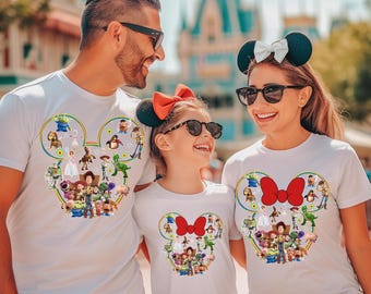 トイ・ストーリーランドシャツ、ユーブ・ゴット・ア・フレンド・イン・ミーTシャツ、ディズニーピクサーシャツ、ディズニーランドマッチングシャツ、ディズニーウッディジェシーバズライトイヤーシャツ、D062