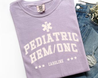 Chemise personnalisée d'oncologie pédiatrique, chemise d'infirmière PEDS HEM ONC, cadeau d'infirmière d'oncologie pédiatrique en hématologie, col rond pédiatrique, infirmière pédiatrique, X157