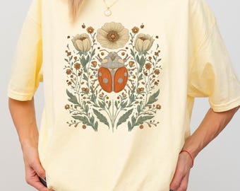 Marienkäfer Volkskunst Shirt, Marienkäfer Shirt mit Blumenmuster, Käfer Liebhaber Shirt, Natur Cottage Kern T-Shirt, Botanisches Blumen T-Shirt, Blumengeschenk für sie, X065