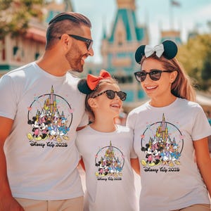 Maglietta "Vacanza in famiglia al Castello Disneyland 2025", Maglietta "Viaggio Disney 2025 con Topolino e i suoi amici", Maglietta "Viaggio Disney per ragazze", Maglietta coordinata Disney, D019
