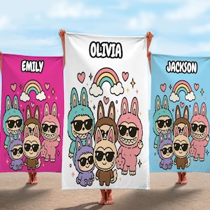 Toalla Labubu personalizada: toalla de playa con diseño de conejito de dibujos animados y nombre personalizado, regalo infantil con un adorable personaje de arcoíris, ideal para piscina, natación o fiesta de cumpleaños.