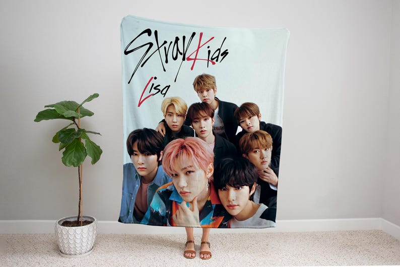 Puede incluir: Una manta azul y blanca con un grupo de ocho j&oacute;venes. La manta tiene el texto "Stray Kids" y "Lisa" escrito en negro.