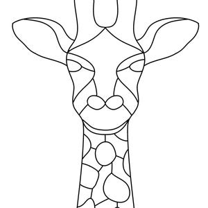 Peut inclure: Un dessin au trait noir et blanc de la tête et du cou d'une girafe. Le visage et le cou de la girafe sont divisés en sections, le cou présentant un motif de formes irrégulières.