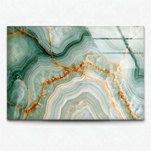 Cuadro de pared de vidrio templado con ágata verde salvia, geoda menta en capas con vetas de cobre y oro, decoración mineral moderna horizontal.