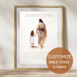 Peut inclure: Une peinture à l'aquarelle d'une petite fille marchant main dans la main avec Jésus. La peinture est encadrée dans un cadre en bois clair. Le texte "ISABELLE LEAH" est en haut de la peinture. Le texte "QUE LE DIEU D'ESPÉRANCE VOUS REMPLISSE DE TOUTE JOIE ET DE PAIX DANS LA FOI AFIN QUE PAR LA PUISSANCE DU SAINT-ESPRIT VOUS ABONDIEZ EN ESPÉRANCE" est en bas de la peinture. Le texte "PERSONNALISER VERSE DE LA BIBLE ET NOM" est dans un cercle en bas à droite de l'image.