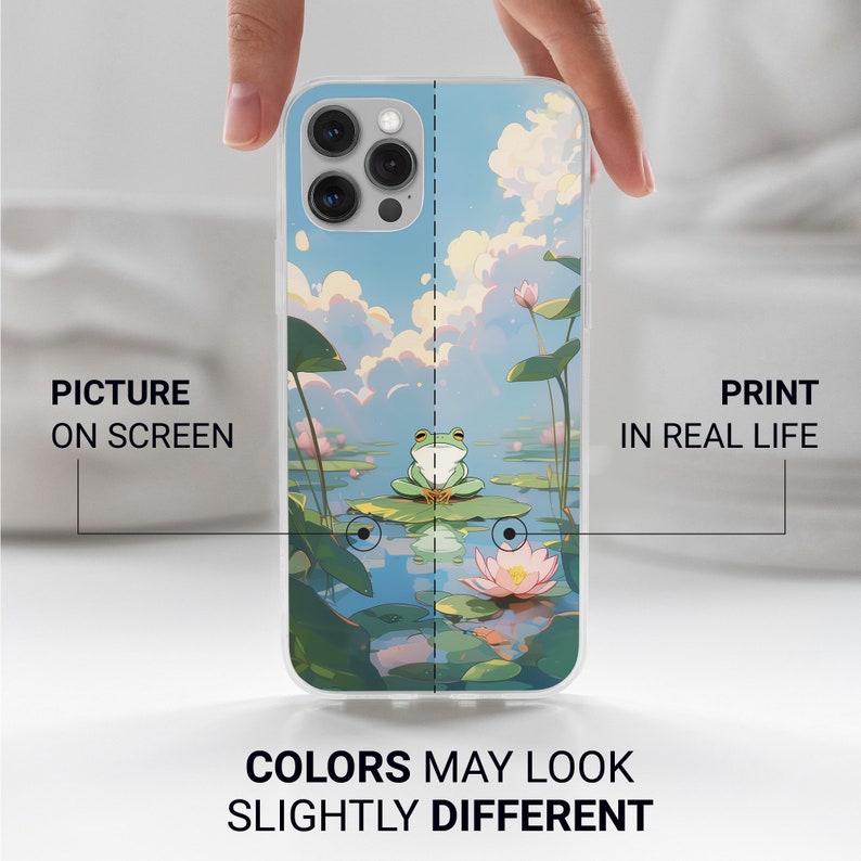 K&ouml;nnte beinhalten: Eine transparente Handyh&uuml;lle mit einer farbenfrohen Illustration eines Frosches, der auf einem Seerosenblatt in einem Teich sitzt. Die Illustration zeigt blaues Wasser, gr&uuml;ne Seerosenbl&auml;tter, rosa Bl&uuml;ten und einen blauen Himmel mit wei&szlig;en Wolken. Die H&uuml;lle ist f&uuml;r ein Handy mit einem dreifachen Kamerasystem konzipiert.