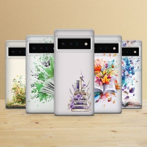 Op de afbeelding: Vijf verschillende telefoonhoesjes met aquarelontwerpen. De ontwerpen omvatten een stapel boeken met een vogel, een boeket bloemen, een stapel boeken met bladeren, een stapel boeken met bladeren en een stapel boeken met bladeren.