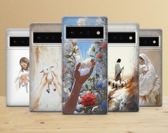 Puede incluir: Cinco fundas para smartphone con ilustraciones de temática religiosa. Los diseños muestran figuras sosteniendo corderos, una mano extendida hacia un cielo brillante con flores y un pastor con un rebaño de ovejas, en estilos artísticos.