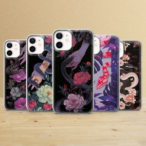 Könnte beinhalten: Fünf verschiedene Handyhüllen mit Blumen- und Schlangenmotiven. Die Hüllen sind alle transparent und lassen den Bildschirm des Handys durch die Hülle hindurchsehen. Die Designs sind alle unterschiedlich, aber sie alle zeigen eine Schlange und Blumen.