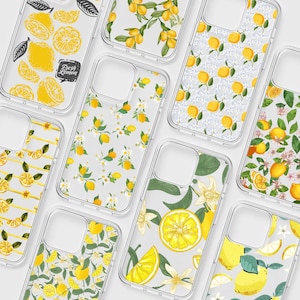 Puede incluir: Una colección de fundas transparentes para teléfonos con varios diseños con temática de limón. Las fundas presentan ilustraciones de limones, rodajas de limón y patrones florales en amarillo, verde y blanco. Algunas fundas tienen el texto "Fresh Lemon".