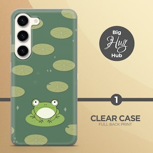 K&ouml;nnte beinhalten: Eine transparente Handyh&uuml;lle mit einem gr&uuml;nen Frosch, der auf einem Seerosenblatt sitzt. Der Hintergrund ist ein gr&uuml;nes Muster aus Seerosenbl&auml;ttern. Die H&uuml;lle hat einen Druck auf der gesamten R&uuml;ckseite.