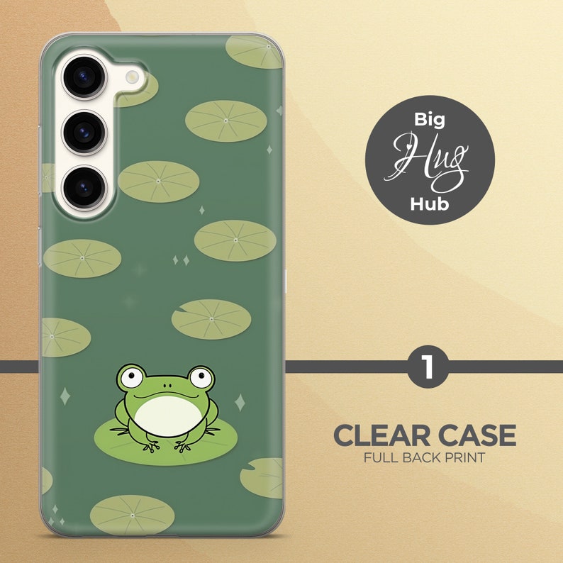 K&ouml;nnte beinhalten: Eine transparente Handyh&uuml;lle mit einem gr&uuml;nen Frosch, der auf einem Seerosenblatt sitzt. Der Hintergrund ist ein gr&uuml;nes Muster aus Seerosenbl&auml;ttern. Die H&uuml;lle hat einen Druck auf der gesamten R&uuml;ckseite.