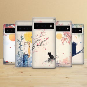 Puede incluir: Cinco fundas para teléfono con diseños únicos de gatos. Cada funda presenta una ilustración diferente, incluyendo gatos con flores de cerezo, bambú y luna llena. Las fundas son blancas con barras de cámara negras.