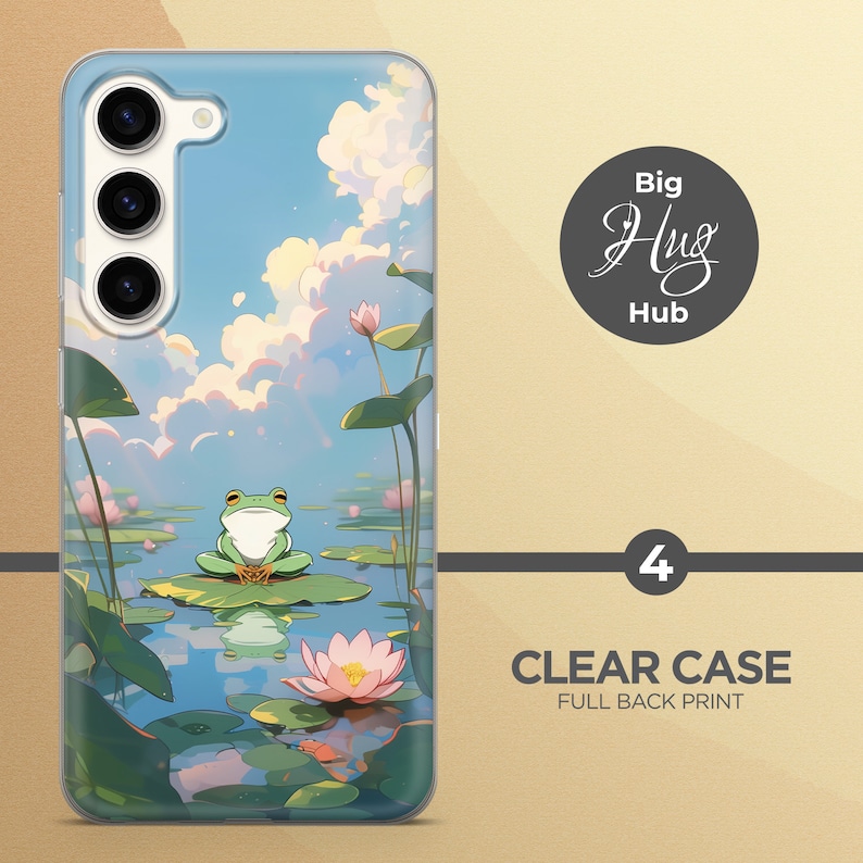 K&ouml;nnte beinhalten: Eine transparente Handyh&uuml;lle mit einem vollfl&auml;chigen Druck einer auf einem Seerosenblatt sitzenden Frosch in einem Teich mit rosa Bl&uuml;ten und Wolken im Hintergrund. Der Text "Big Hug Hub" ist auf der H&uuml;lle aufgedruckt.