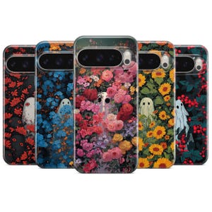 Pode incluir: Cinco capas de telefone com desenhos florais e fantasmas. As capas apresentam uma variedade de flores coloridas, incluindo rosas e girassóis, com um fantasma espreitando por trás das flores. As capas têm um acabamento brilhante.