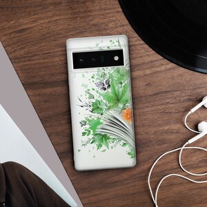 Op de afbeelding: Een witte telefoonhoes met een groen en oranje bloemenontwerp. Het ontwerp bevat bladeren en bloemen in aquarelstijl.