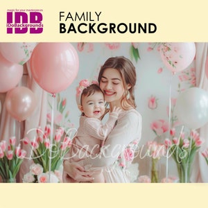 Puede incluir: Una madre y su hija se sonríen. La madre está sosteniendo a su hija en sus brazos. Están rodeadas de globos rosas y flores. El fondo es un patrón floral rosa y blanco claro.