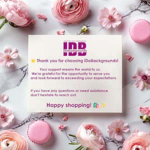 Puede incluir: Una tarjeta blanca con flores rosas y macarons alrededor. La tarjeta tiene un logotipo rosa y morado que dice "iDoBackgrounds" y el texto "&iexcl;Gracias por elegir iDoBackgrounds! Su apoyo significa el mundo para nosotros. Estamos agradecidos por la oportunidad de servirle y esperamos superar sus expectativas. Si tiene alguna pregunta o necesita ayuda, no dude en contactarnos. &iexcl;Feliz compra!"