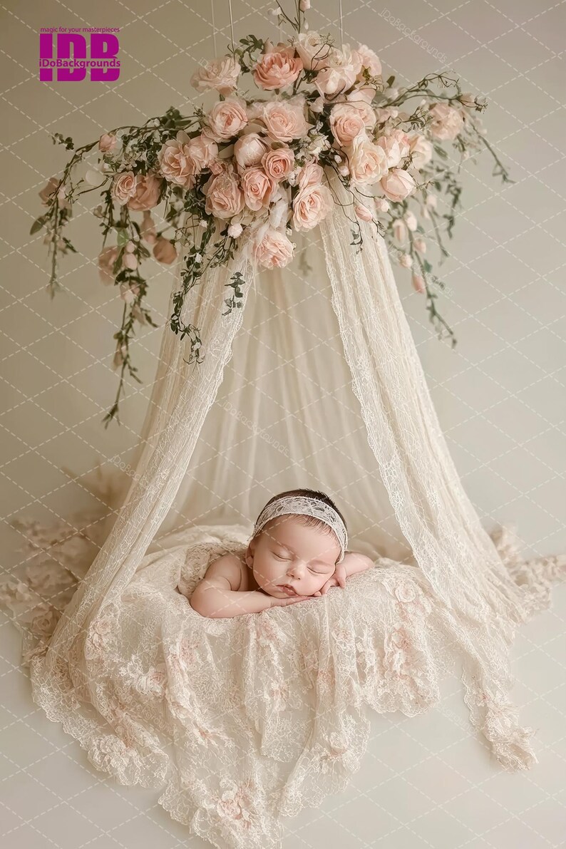 Puede incluir: Un beb&eacute; reci&eacute;n nacido durmiendo pl&aacute;cidamente en una cama con dosel de encaje blanco decorada con rosas rosas. El beb&eacute; lleva una diadema blanca y un vestido de encaje blanco.