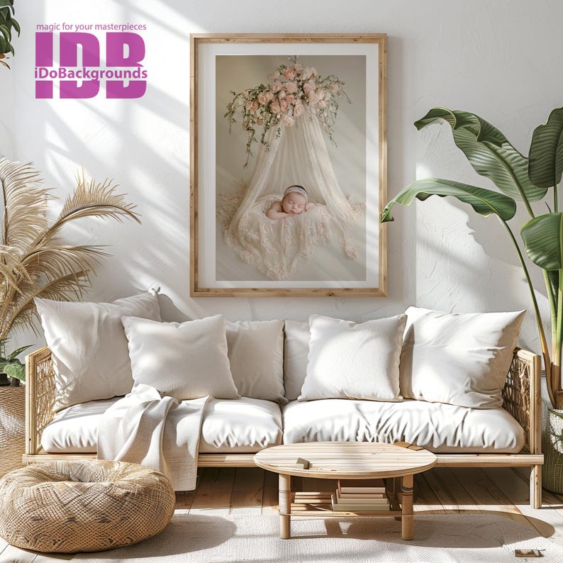 Puede incluir: Un sof&aacute; blanco con almohadas blancas y una manta se encuentra en una sala de estar con una mesa de caf&eacute; de madera y una foto enmarcada de un beb&eacute; durmiendo en una cama con dosel blanco con flores rosas colgando arriba.