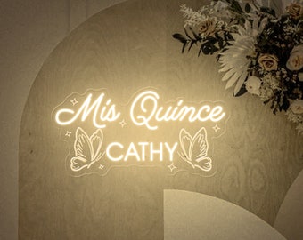 Custom neonreclame 'Mis Quince': decoratie feest 15e verjaardag