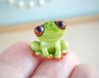Frog gifts Frog figurine Tiny frog miniature, mini glass frog figurine, micro frog sculpture, small reptile figure Frog ornament Frog decor