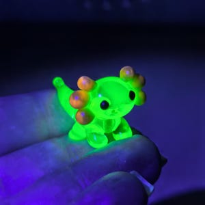 Glass figurines Tiny Axolotl figurine Glass Axolotl ornament Miniature Axolotl Tiny glass animals Aquarium decoration GLOWS in UV light
