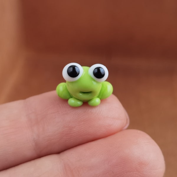 Frog gifts Frog figurine Tiny frog miniature, mini glass frog figurine, micro frog sculpture, small reptile figure Frog ornament Frog decor