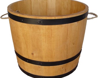 Vaso da fiori in legno composto da mezza botte 40x49 cm. Un grande vaso da fiori in legno con orecchie in corda di iuta. Aiuola in legno