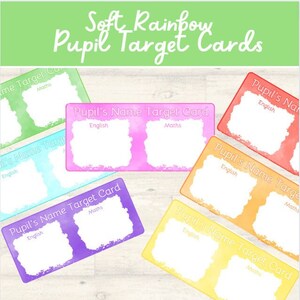 Può includere: Una collezione di schede obiettivo per studenti dai colori arcobaleno. Ogni scheda, nelle tonalità di verde, blu, rosa, rosso, arancione, viola e giallo, ha spazio per il nome dello studente, inglese e matematica. Il testo "Soft Rainbow Pupil Target Cards" è in alto.