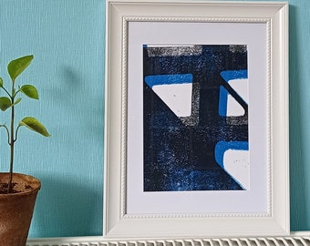 Handgefertigter Linoldruck, kleines Bild in Blau und Schwarz, schöne Wohndeko mit geometrischen Formen, abstrakter Druck in DIN A5