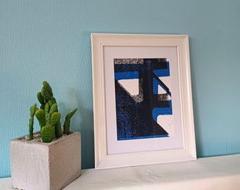 Handgefertigter Linoldruck, kleines Bild in Blau und Schwarz, schöne Wohndeko mit geometrischen Formen, abstrakter Druck in DIN A5