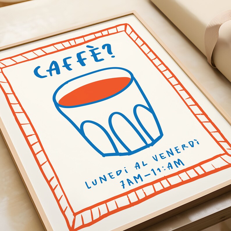 以下が含まれることがあります： コーヒーの入ったグラスの赤と青のイラストが描かれた白い額縁付きのプリント。プリントの上部には青い文字で「CAFF&Egrave;?」と書かれている。プリントの下部には青い文字で「LUNED&Igrave; AL VENERD&Igrave; 7AM-11:AM」と書かれている。