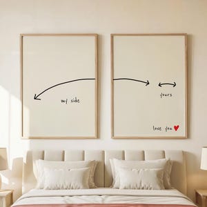 Puede incluir: Dos impresiones artísticas enmarcadas con un diseño minimalista. La impresión izquierda dice "my side" con una flecha, y la impresión derecha dice "yours" con una flecha y "love you" con un corazón rojo. Las impresiones están en un dormitorio.