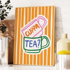 Könnte beinhalten: Eine bunte Illustration von zwei übereinander gestapelten Tassen. Die obere Tasse ist rosa mit dem Wort "CUPPA" darauf. Die untere Tasse ist grün mit den Worten "TEA?" darauf. Der Hintergrund ist orange mit weißen Streifen.