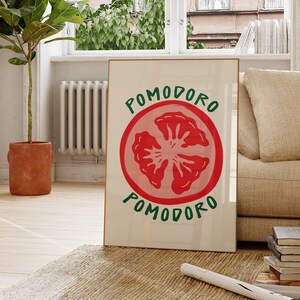 Puede incluir: Un p&oacute;ster blanco con una ilustraci&oacute;n de rodaja de tomate roja y el texto "POMODORO" en letras verdes en la parte superior e inferior de la imagen.