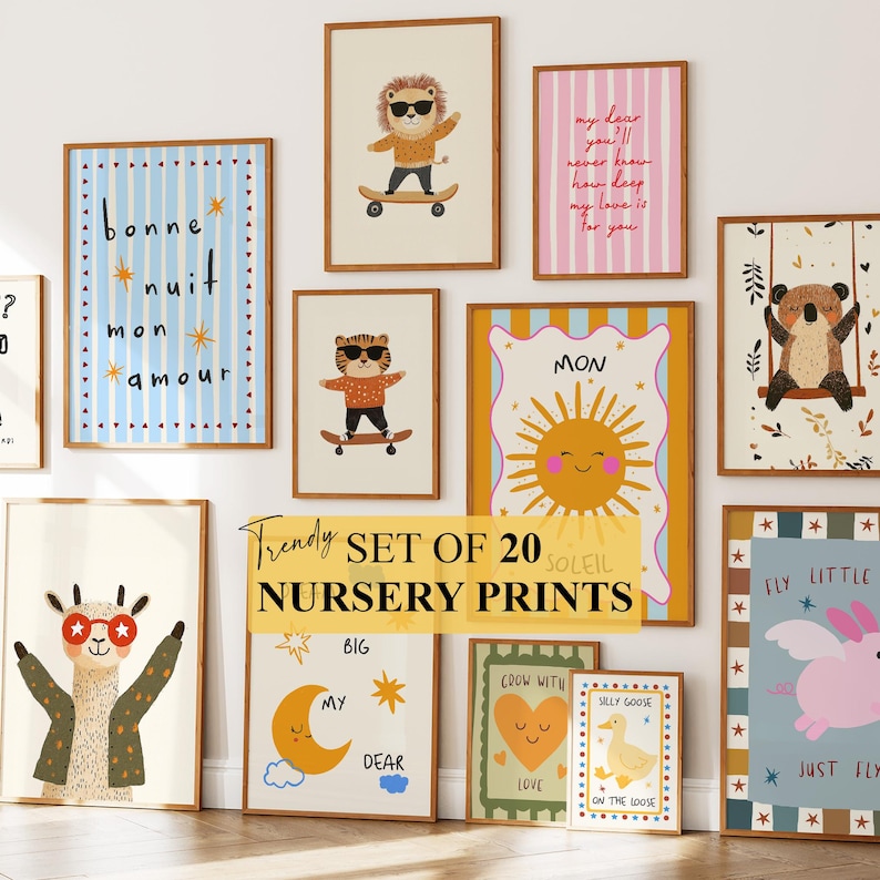 Puede incluir: Una colecci&oacute;n de l&aacute;minas enmarcadas para guarder&iacute;a con varias ilustraciones. Las l&aacute;minas presentan animales en monopatines, citas inspiradoras y dise&ntilde;os caprichosos. El texto "Trendy SET OF 20 NURSERY PRINTS" es visible.