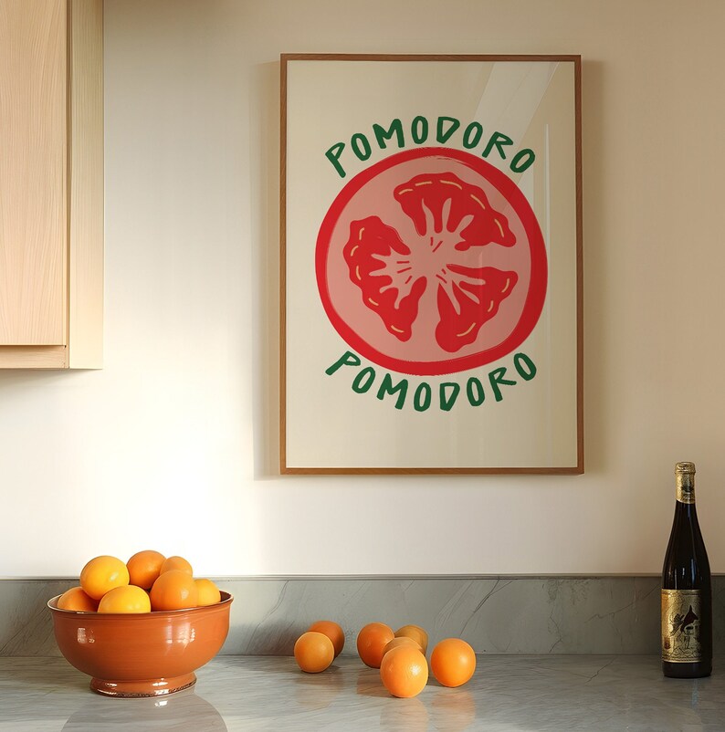 Puede incluir: Una impresi&oacute;n enmarcada con una ilustraci&oacute;n roja y verde de una rodaja de tomate. El texto "POMODORO" est&aacute; escrito en verde arriba y abajo del tomate.