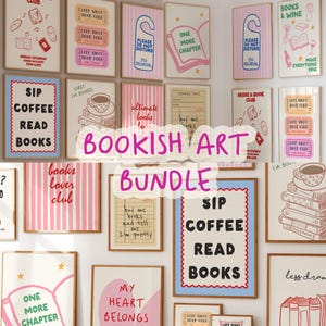 Può includere: Una collezione di stampe artistiche incorniciate a tema librario. Le stampe presentano frasi come "Sip Coffee Read Books" e "One More Chapter", insieme a illustrazioni di libri, tazze di caffè e calici di vino. Sono visibili anche le parole "Bookish Art Bundle".