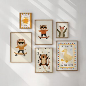 Puede incluir: Una colecci&oacute;n de impresiones art&iacute;sticas enmarcadas con ilustraciones de animales caprichosas. Incluye un le&oacute;n, un tigre, un koala y una llama, cada uno con gafas de sol. Una impresi&oacute;n tiene el texto "MON SOLEIL". Otra dice "SILLY GOOSE ON THE LOOSE".