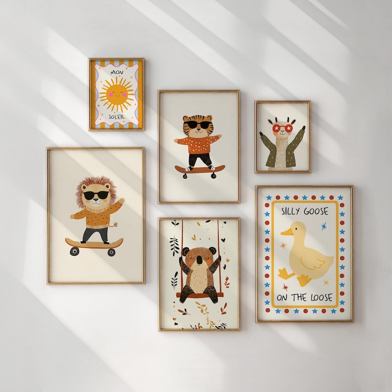 Puede incluir: Una colecci&oacute;n de impresiones art&iacute;sticas enmarcadas con ilustraciones de animales caprichosas. Incluye un le&oacute;n, un tigre, un koala y una llama, cada uno con gafas de sol. Una impresi&oacute;n tiene el texto "MON SOLEIL". Otra dice "SILLY GOOSE ON THE LOOSE".