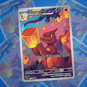 Puede incluir: Una carta coleccionable de Charmeleon que muestra al personaje sosteniendo una linterna naranja brillante bajo un cielo nocturno lleno de linternas flotantes. La carta muestra 110 HP, el ataque Steady Firebreathing y el texto It becomes agitated.