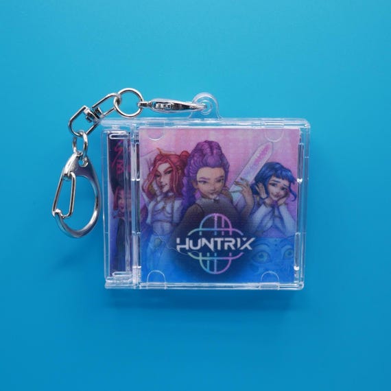 ロウン 韓国ファンミMD キーリング NEWJEANS - NEWJEANS X MURAKAMI OFFICIAL MD METAL KEYRING