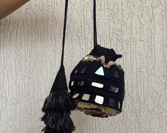 Bolso Potli de algodón hecho a mano con bordados de espejos y borlas.
