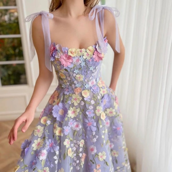 Lavendelfarbenes, florales Spitzen-Midi-Abschlussballkleid | Besticktes Blumenkleid | Abendpartykleid | Elegantes Kleid | Hochzeitsgast-Outfit | Formelle Veranstaltung